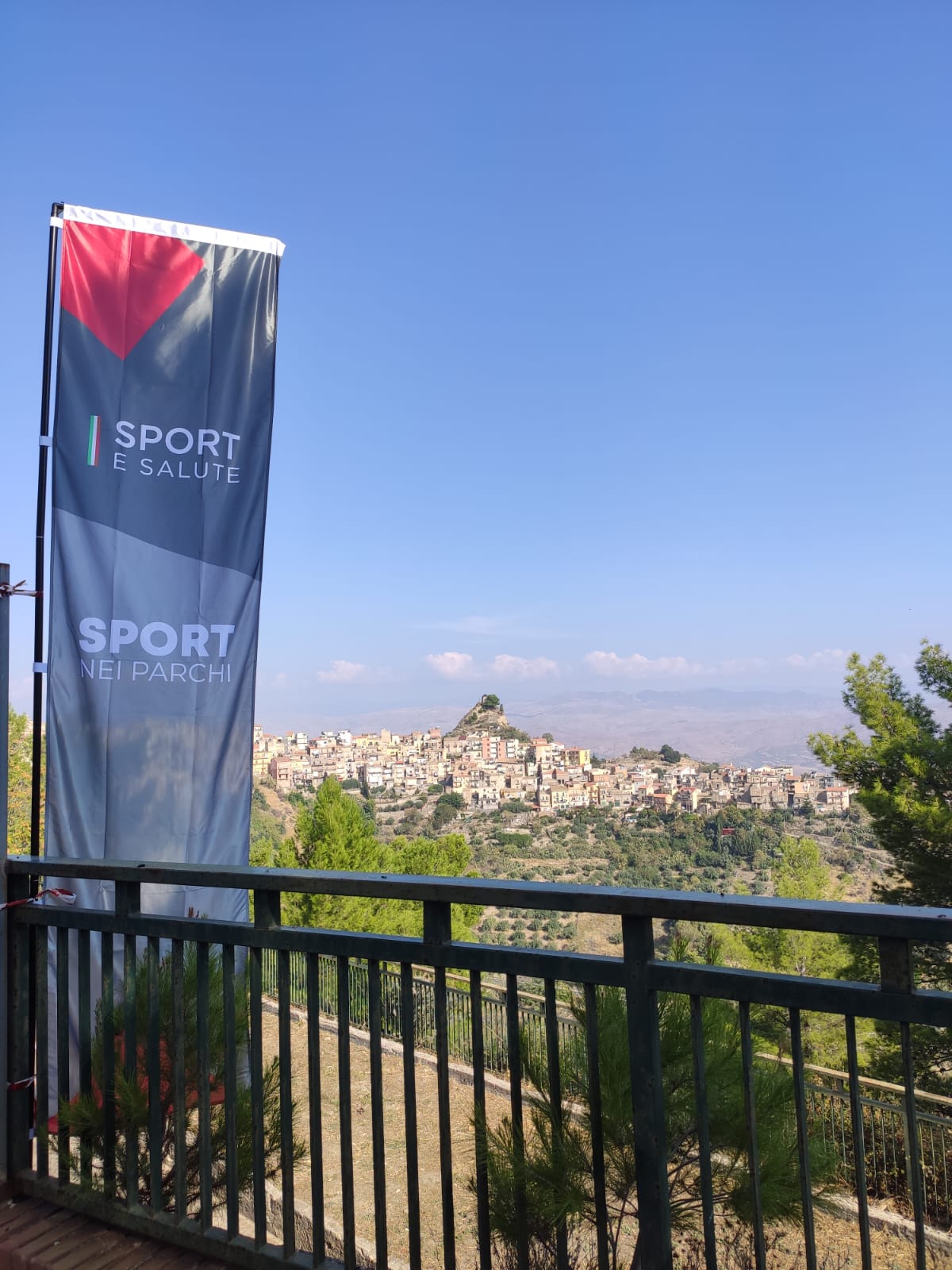 La bandiera del progetto "Sport nei parchi" e lo sfondo del monte Calvario a Centuripe 